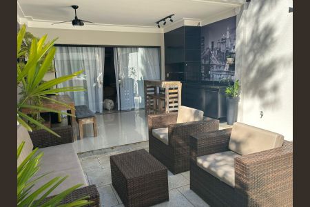 Casa de condomínio à venda com 298m², 4 quartos e 3 vagasÁrea externa