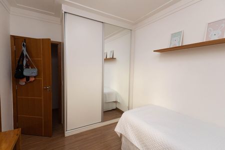 Casa de condomínio à venda com 298m², 4 quartos e 3 vagas Casa de condomínio à venda com 298m², 4 quartos e 3 vagasSuíte 3