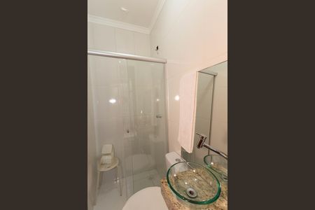Casa de condomínio à venda com 298m², 4 quartos e 3 vagas Casa de condomínio à venda com 298m², 4 quartos e 3 vagasBanheiro de serviço