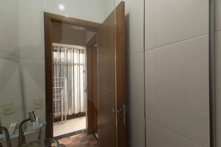 Casa de condomínio à venda com 298m², 4 quartos e 3 vagas Casa de condomínio à venda com 298m², 4 quartos e 3 vagasBanheiro de serviço