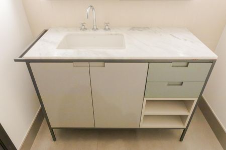 Banheiro de kitnet/studio para alugar com 1 quarto, 51m² em Pinheiros, São Paulo