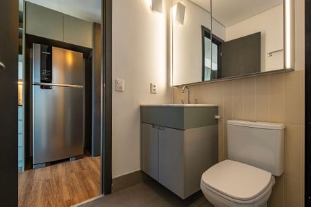 Banheiro de kitnet/studio para alugar com 1 quarto, 54m² em Pinheiros, São Paulo