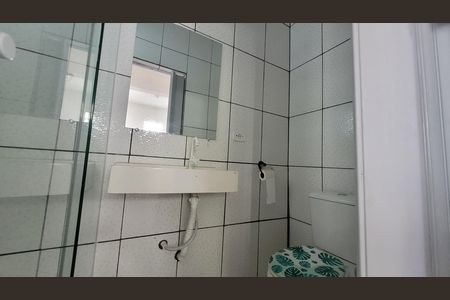 Banheiro de casa para alugar com 1 quarto, 30m² em Chácara Holiday, Itaquaquecetuba