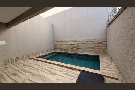Casa à venda com 180m², 3 quartos e 3 vagas Casa à venda com 180m², 3 quartos e 3 vagasPiscina
