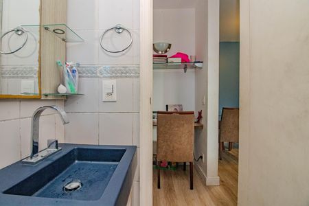 Banheiro de apartamento à venda com 1 quarto, 37m² em Farrapos, Porto Alegre