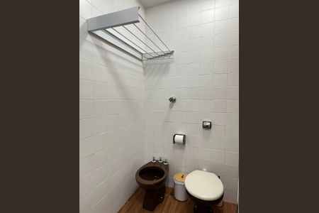 Banheiro de kitnet/studio para alugar com 1 quarto, 34m² em Centro, Rio de Janeiro