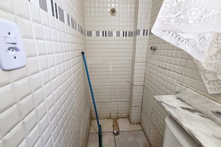 Banheiro de kitnet/studio para alugar com 1 quarto, 19m² em Vila Tupi, Praia Grande