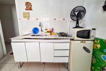 Cozinha de kitnet/studio para alugar com 1 quarto, 19m² em Vila Tupi, Praia Grande