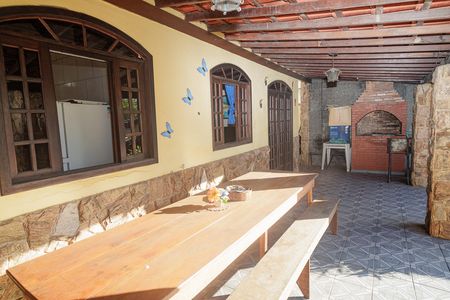 Casa à venda com 320m², 4 quartos e 7 vagas Casa à venda com 320m², 4 quartos e 7 vagasVaranda