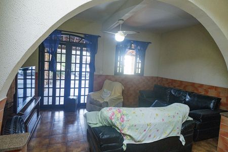 Casa à venda com 320m², 4 quartos e 7 vagas Casa à venda com 320m², 4 quartos e 7 vagasSala