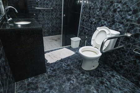 Banheiro de casa à venda com 4 quartos, 320m² em Campo Grande, Rio de Janeiro