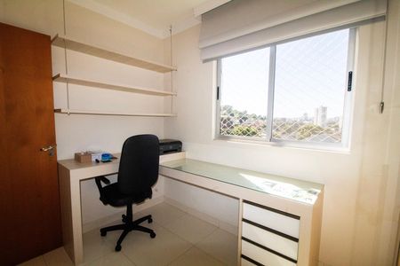 Apartamento à venda com 180m², 3 quartos e 2 vagas Apartamento à venda com 180m², 3 quartos e 2 vagasQuarto 02 - Escritório