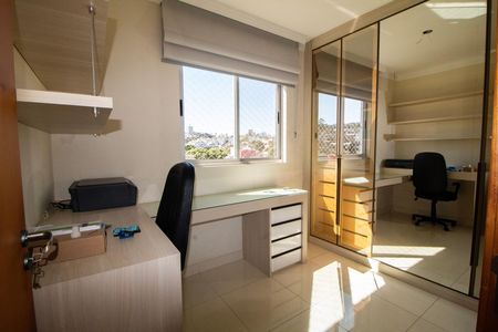 Apartamento à venda com 180m², 3 quartos e 2 vagas Apartamento à venda com 180m², 3 quartos e 2 vagasQuarto 02 - Escritório