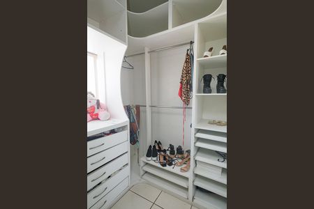 Casa à venda com 210m², 3 quartos e 2 vagas Casa à venda com 210m², 3 quartos e 2 vagasCloset