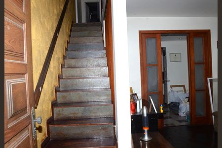 Casa para alugar com 148m², 2 quartos e 2 vagasEscada
