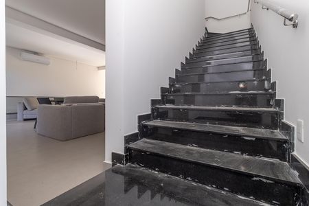 Casa de condomínio à venda com 208m², 3 quartos e 2 vagasEscada