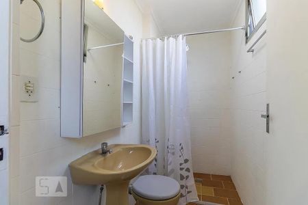 Banheiro de apartamento à venda com 1 quarto, 49m² em Cambuí, Campinas