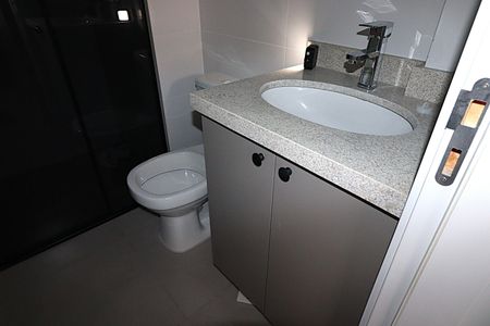 Banheiro de kitnet/studio para alugar com 1 quarto, 24m² em Independência, Porto Alegre