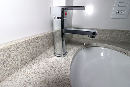 Banheiro - torneira de kitnet/studio para alugar com 1 quarto, 24m² em Independência, Porto Alegre