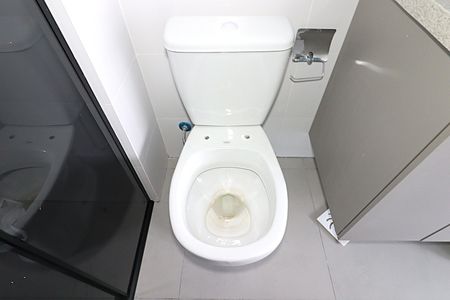 Banheiro de kitnet/studio para alugar com 1 quarto, 24m² em Independência, Porto Alegre