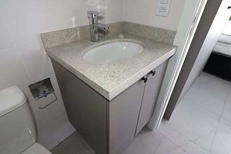 Banheiro de kitnet/studio para alugar com 1 quarto, 24m² em Independência, Porto Alegre