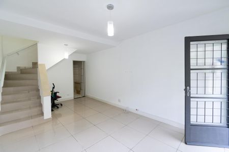 Sala de casa de condomínio para alugar com 2 quartos, 60m² em Vila Campestre, São Paulo