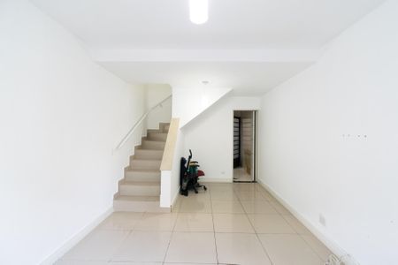 Sala de casa de condomínio para alugar com 2 quartos, 60m² em Vila Campestre, São Paulo