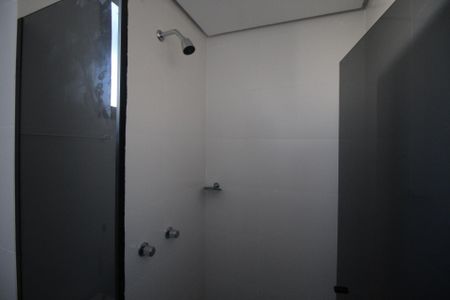 Banheiro de kitnet/studio para alugar com 0 quarto, 30m² em Independência, Porto Alegre