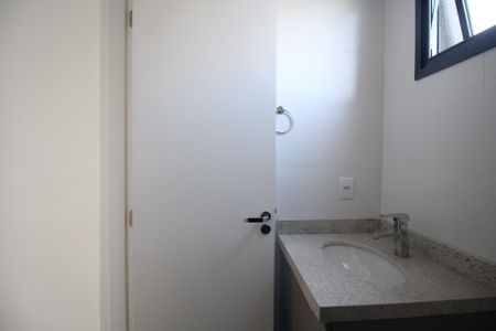 Banheiro de kitnet/studio para alugar com 0 quarto, 30m² em Independência, Porto Alegre