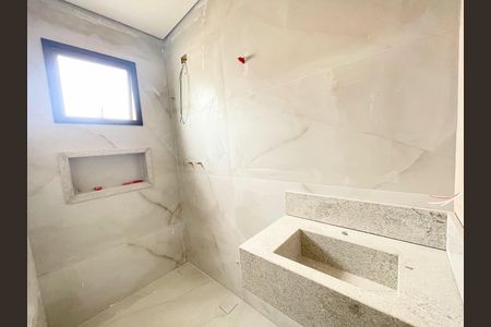 Banheiro da suíte de apartamento à venda com 2 quartos, 51m² em Indaiá, Belo Horizonte