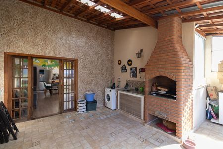 Casa à venda com 300m², 6 quartos e 2 vagas Casa à venda com 300m², 6 quartos e 2 vagasCasa 1 Varanda/Área de Serviço/Churrasqueira