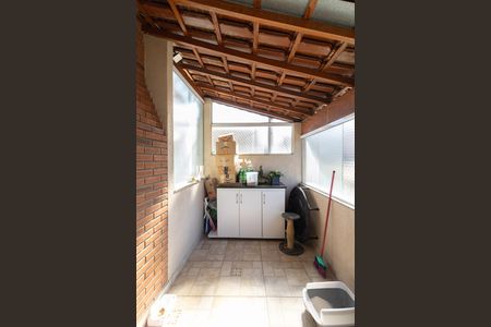 Casa à venda com 300m², 6 quartos e 2 vagas Casa à venda com 300m², 6 quartos e 2 vagasCasa 1 Varanda/Área de Serviço/Churrasqueira