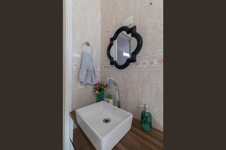 Casa à venda com 300m², 6 quartos e 2 vagas Casa à venda com 300m², 6 quartos e 2 vagasCasa 1 Banheiro