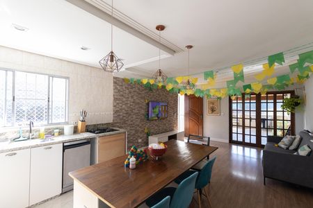 Casa à venda com 300m², 6 quartos e 2 vagas Casa à venda com 300m², 6 quartos e 2 vagasCasa 1 Sala e Cozinha