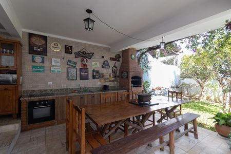 Casa à venda com 300m², 6 quartos e 2 vagas Casa à venda com 300m², 6 quartos e 2 vagasCasa 2 Área Gourmet