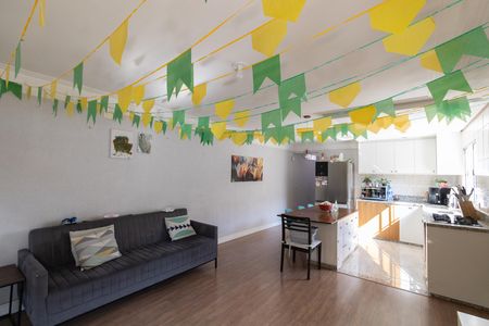 Casa à venda com 300m², 6 quartos e 2 vagas Casa à venda com 300m², 6 quartos e 2 vagasCasa 1 Sala e Cozinha