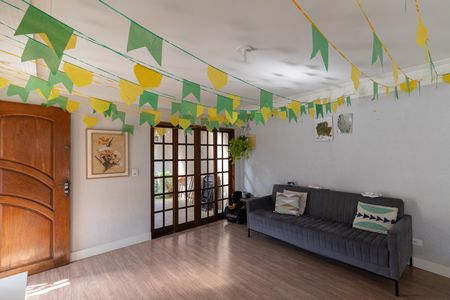 Casa à venda com 300m², 6 quartos e 2 vagas Casa à venda com 300m², 6 quartos e 2 vagasCasa 1 Sala e Cozinha