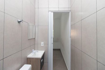 Banheiro de casa de condomínio para alugar com 1 quarto, 20m² em Vila Nilo, São Paulo