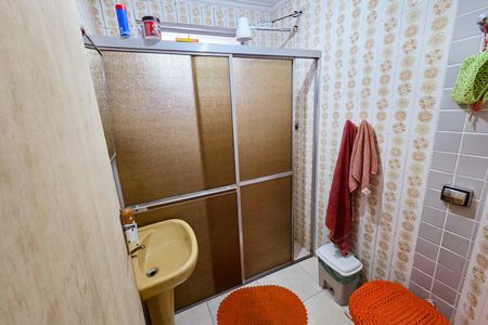 Banheiro de apartamento para alugar com 2 quartos, 67m² em Vila Tupi, Praia Grande