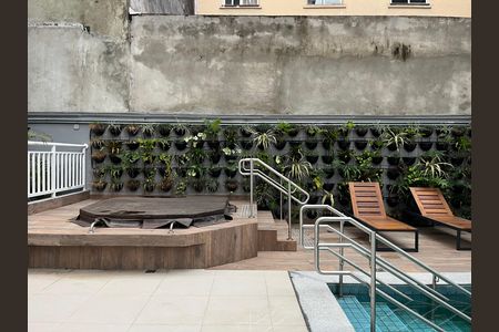 Apartamento à venda com 24m², 1 quarto e sem vaga Apartamento à venda com 24m², 1 quarto e sem vagaÁrea comum - Piscina