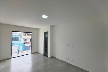 Vista da rua com edifícios de cores vibrantes e telhados inclinados, em um ambiente de luz natural e ar fresco. de casa à venda com 5 quartos, 110m² em Curicica, Rio de Janeiro