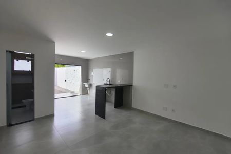 Espaço de entrada com pátio e vista para a rua, com iluminação natural e acabamento em gesso. de casa à venda com 5 quartos, 110m² em Curicica, Rio de Janeiro