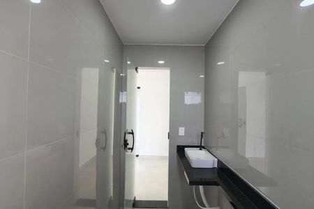 Casa à venda com 110m², 5 quartos e 1 vaga Casa à venda com 110m², 5 quartos e 1 vagaBanheiro com piso de porcelanato, pia e vaso sanitário brancos, e iluminação adequada.
