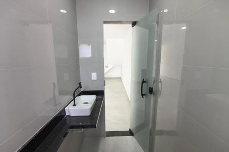 Casa à venda com 110m², 5 quartos e 1 vaga Casa à venda com 110m², 5 quartos e 1 vagaBanheiro com pia e vaso sanitário brancos, paredes e chão de porcelanato, iluminação adequada.