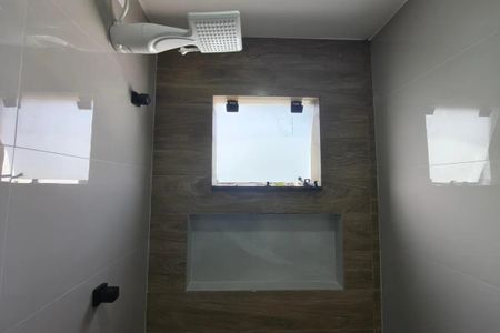 Casa à venda com 110m², 5 quartos e 1 vaga Casa à venda com 110m², 5 quartos e 1 vagaBanheiro com chuveiro e pia, com teto branco e paredes de madeira e azulejos brancos.