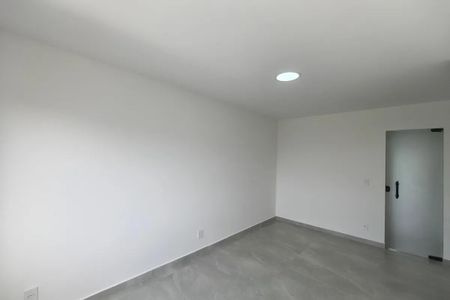 Casa à venda com 110m², 5 quartos e 1 vaga Casa à venda com 110m², 5 quartos e 1 vagaSala com iluminação natural e iluminação artificial, com piso de porcelanato e parede branca, sem móveis ou decoração.