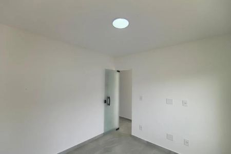 Casa à venda com 110m², 5 quartos e 1 vaga Casa à venda com 110m², 5 quartos e 1 vagaParede branca com porta de vidro e iluminação circular.
