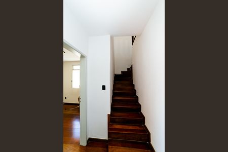 Apartamento à venda com 170m², 4 quartos e 2 vagas Apartamento à venda com 170m², 4 quartos e 2 vagasEscada