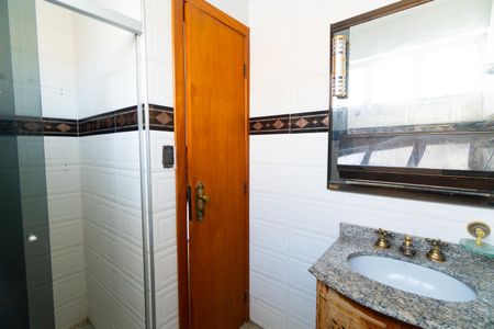 Casa para alugar com 307m², 3 quartos e 5 vagas Casa para alugar com 307m², 3 quartos e 5 vagasBanheiro da Suíte 2