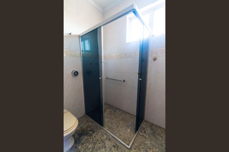 Casa para alugar com 307m², 3 quartos e 5 vagas Casa para alugar com 307m², 3 quartos e 5 vagasBanheiro da Suíte 1